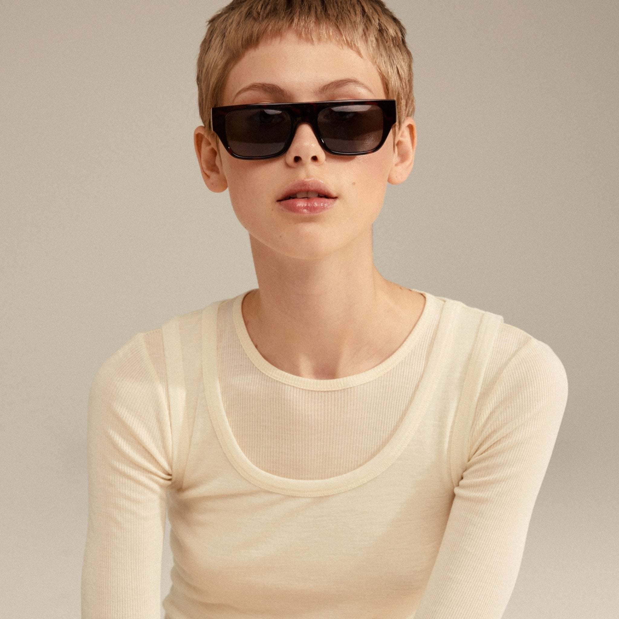 Lunettes de soleil ENIEL brun écaille, monture dorée et verres foncés, face avant