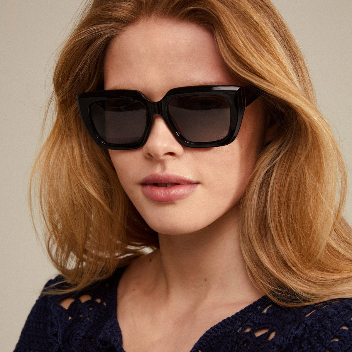 Lunettes de soleil surdimensionnées noires et dorées, verres fumés
