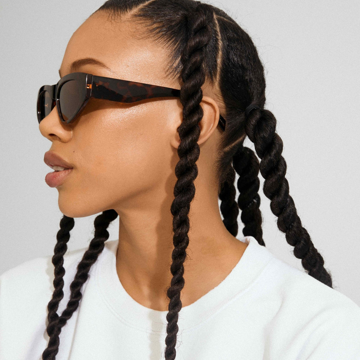 Lunettes de soleil JUNIE Pilgrim, vue de profil, monture écaille marron, verres foncés