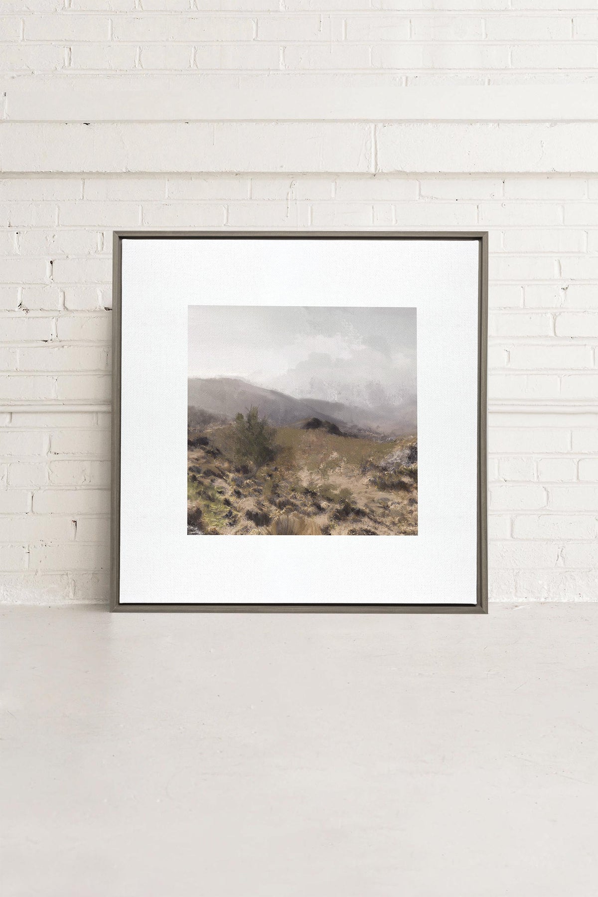 Tableau toile étirée dans cadre noir, paysage brumeux de montagnes et lande.