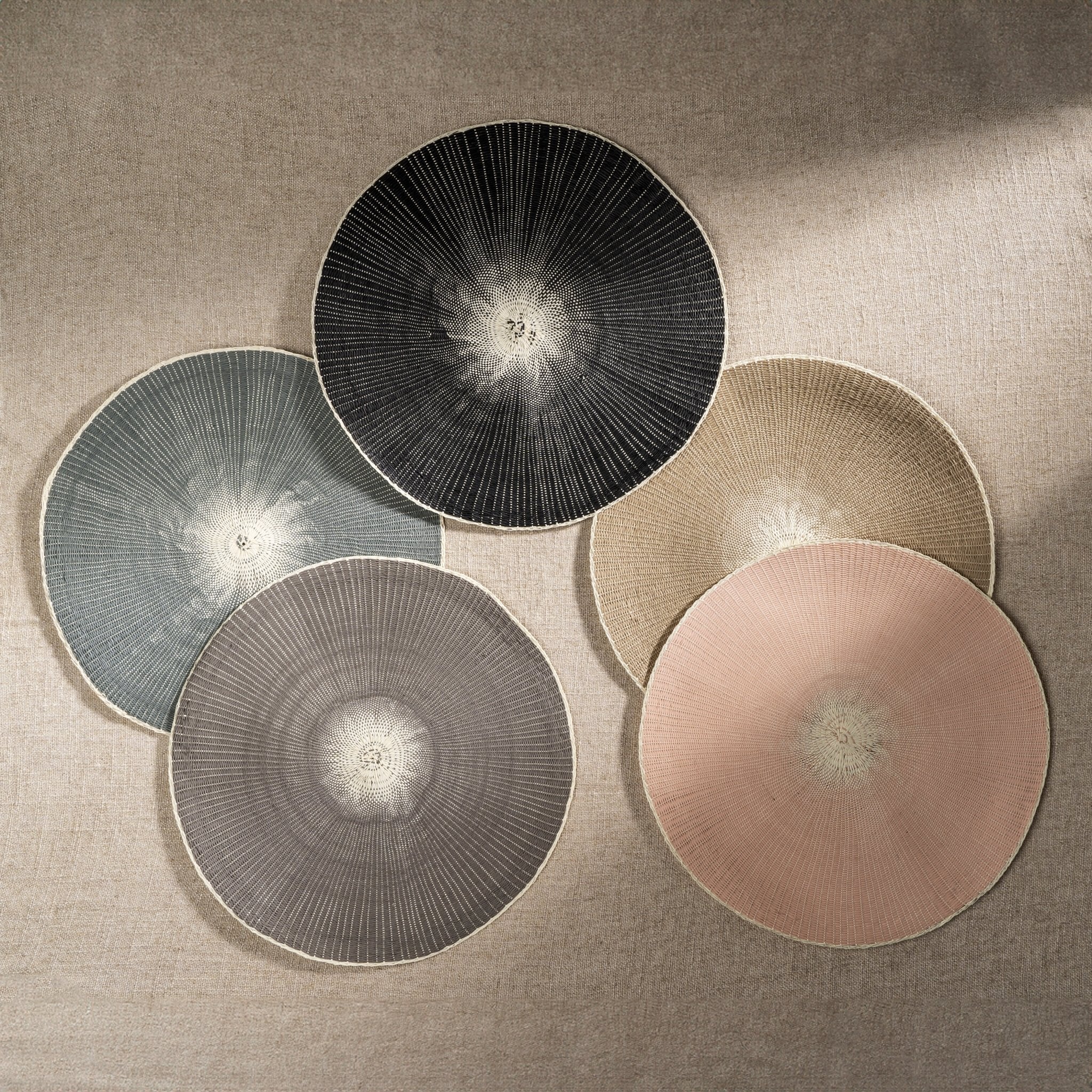 Naperon de Table Tressé Willa | Gris | Tissage Artisanal en Fibre de Papier - Les Trouvailles de JustineIndaba Home