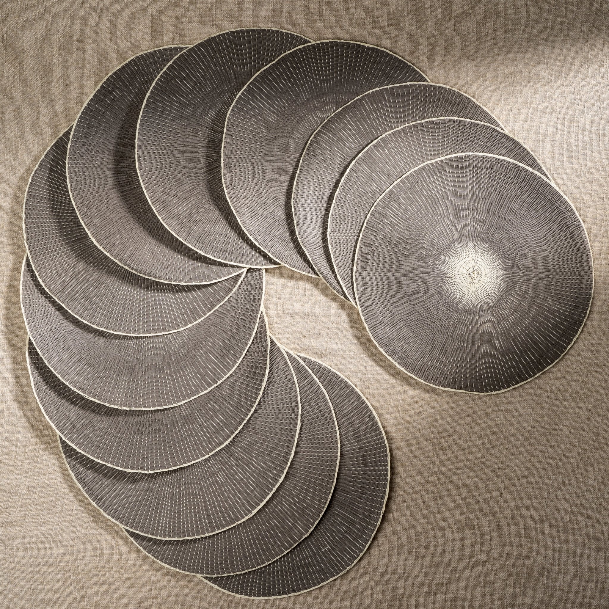 Naperon de Table Tressé Willa | Gris | Tissage Artisanal en Fibre de Papier - Les Trouvailles de JustineIndaba Home