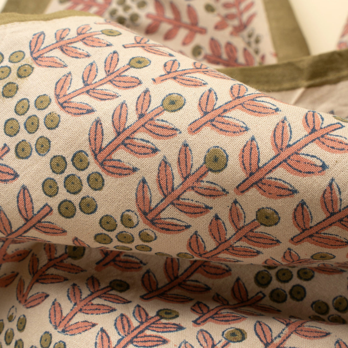 Nappe en coton, gros plan sur motif feuilles et baies multicolores sur fond écru