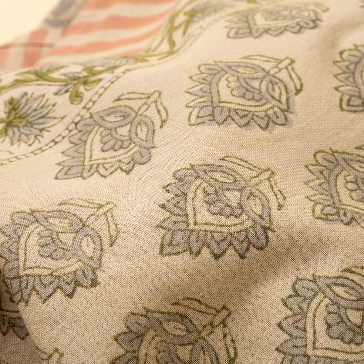 Nappe en coton beige, gros plan sur motifs floraux gris-vert et bleu