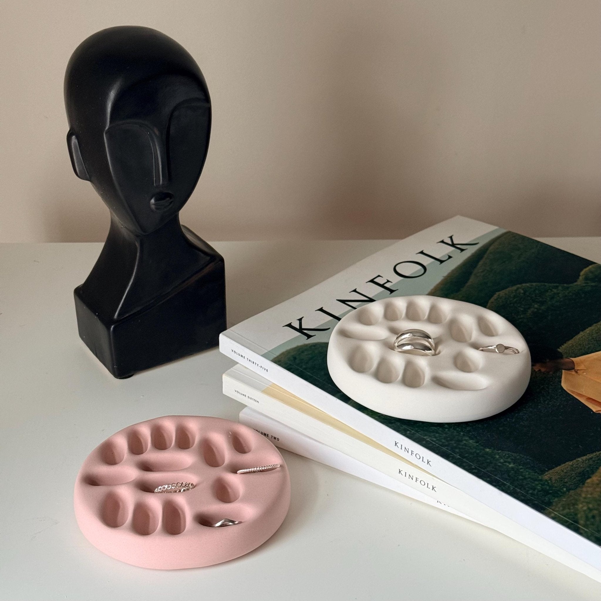 Organisateur à bagues minimaliste en jesmonite | Plateau sculptural fait à la main | Estelle Studio - Les Trouvailles de JustineEstelle StudioNude