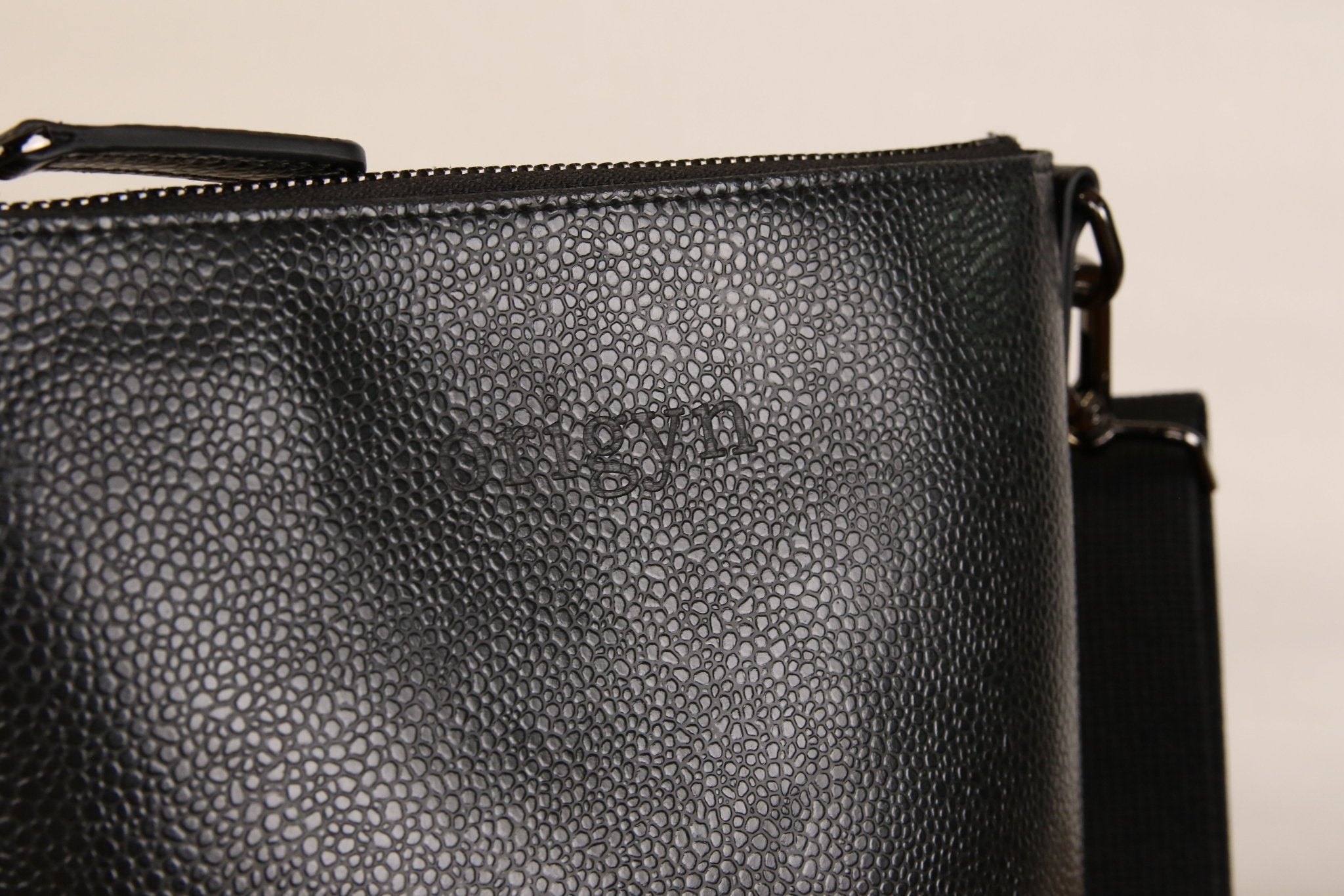 Origyn 04 | Sac à Main Zippé en Cuir Végétal Vegan | Fabriqué avec MIRUM® sans Plastique - Les Trouvailles de JustineHandbagOrigynNoir