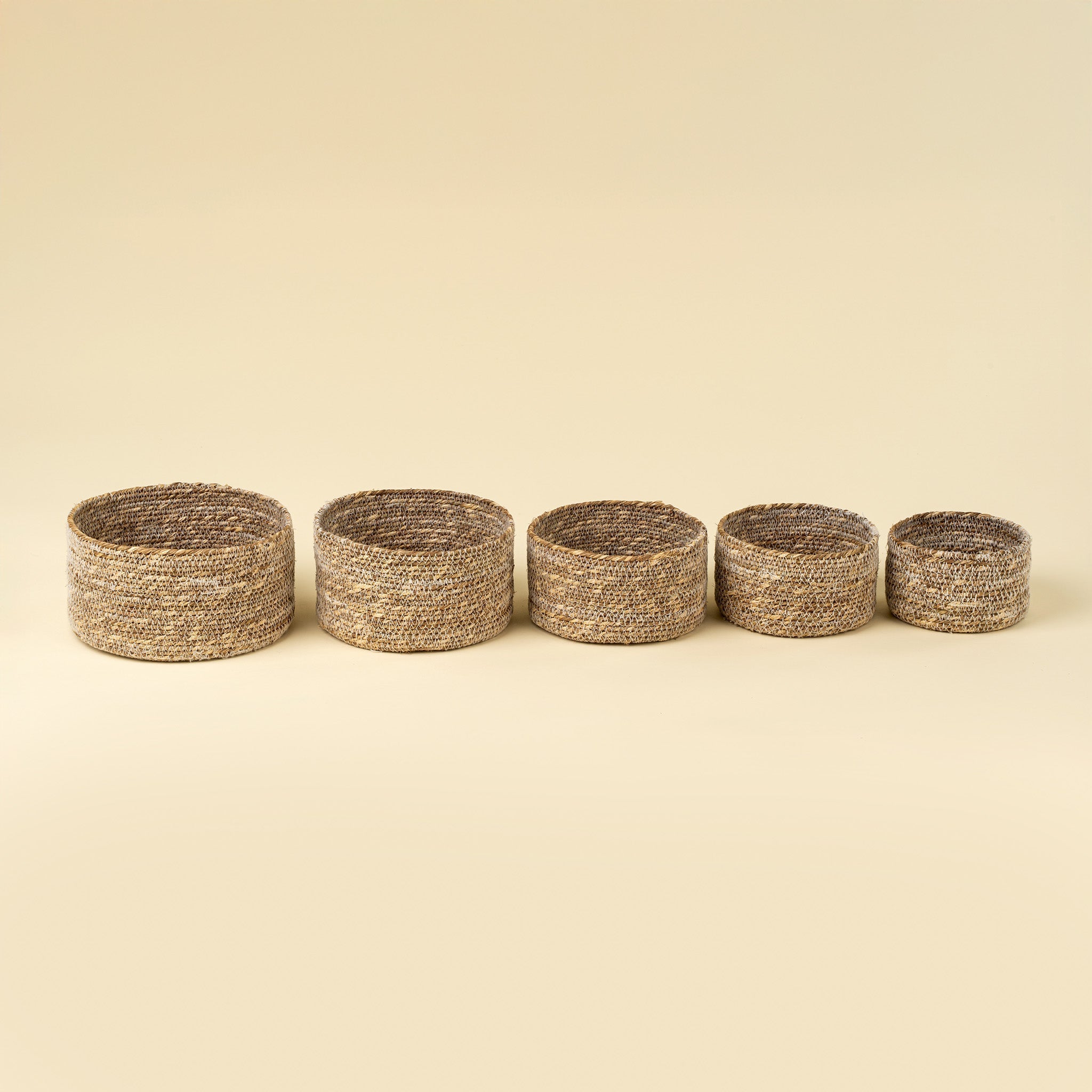 Panier décoratif tissé à la main en herbe de mer Costa | Lot de 5 | Blanc | Indaba - Les Trouvailles de JustineIndaba Home