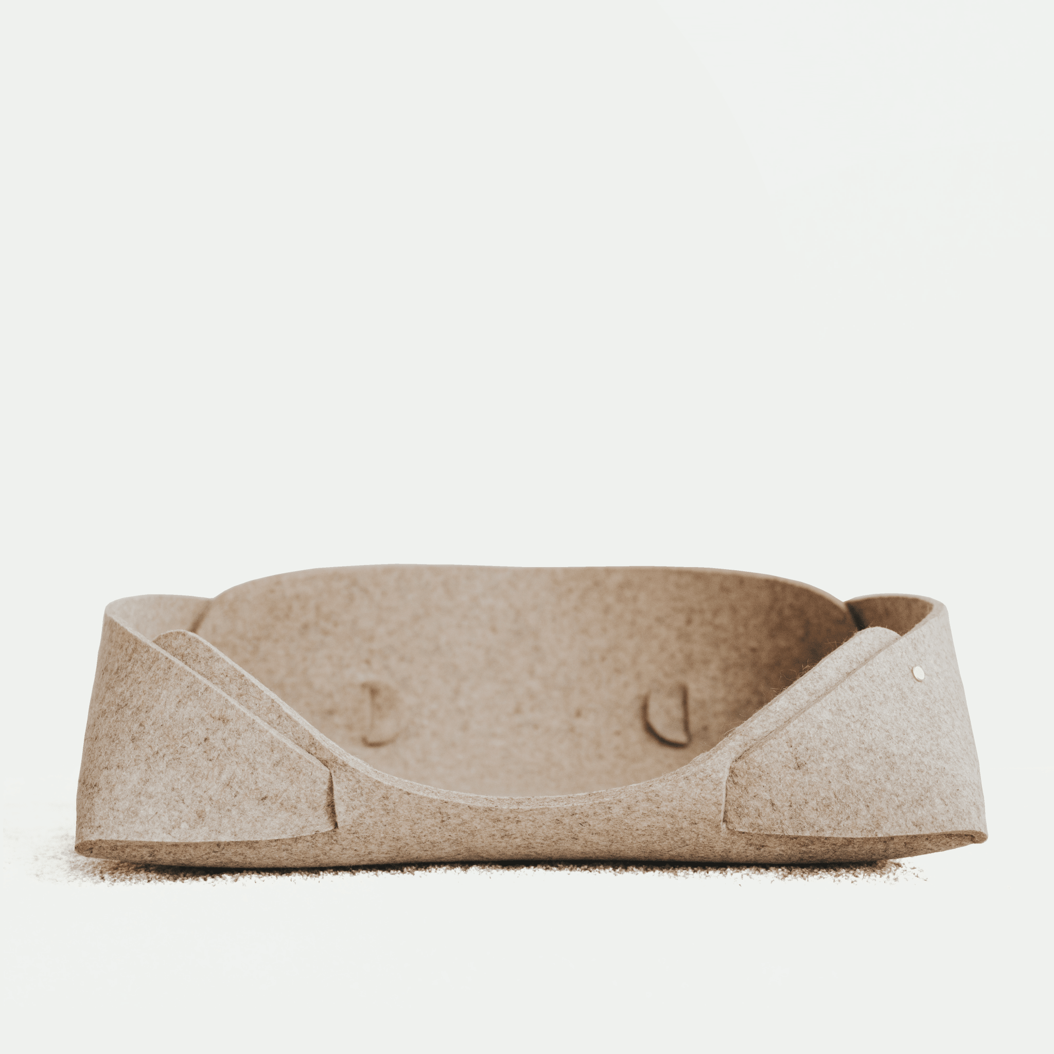 Panier pour animaux MATT™ en feutre de laine naturelle 20 x 15 pouces, conçu pour les grands chats, les petits chiens ou le rangement décoratif.