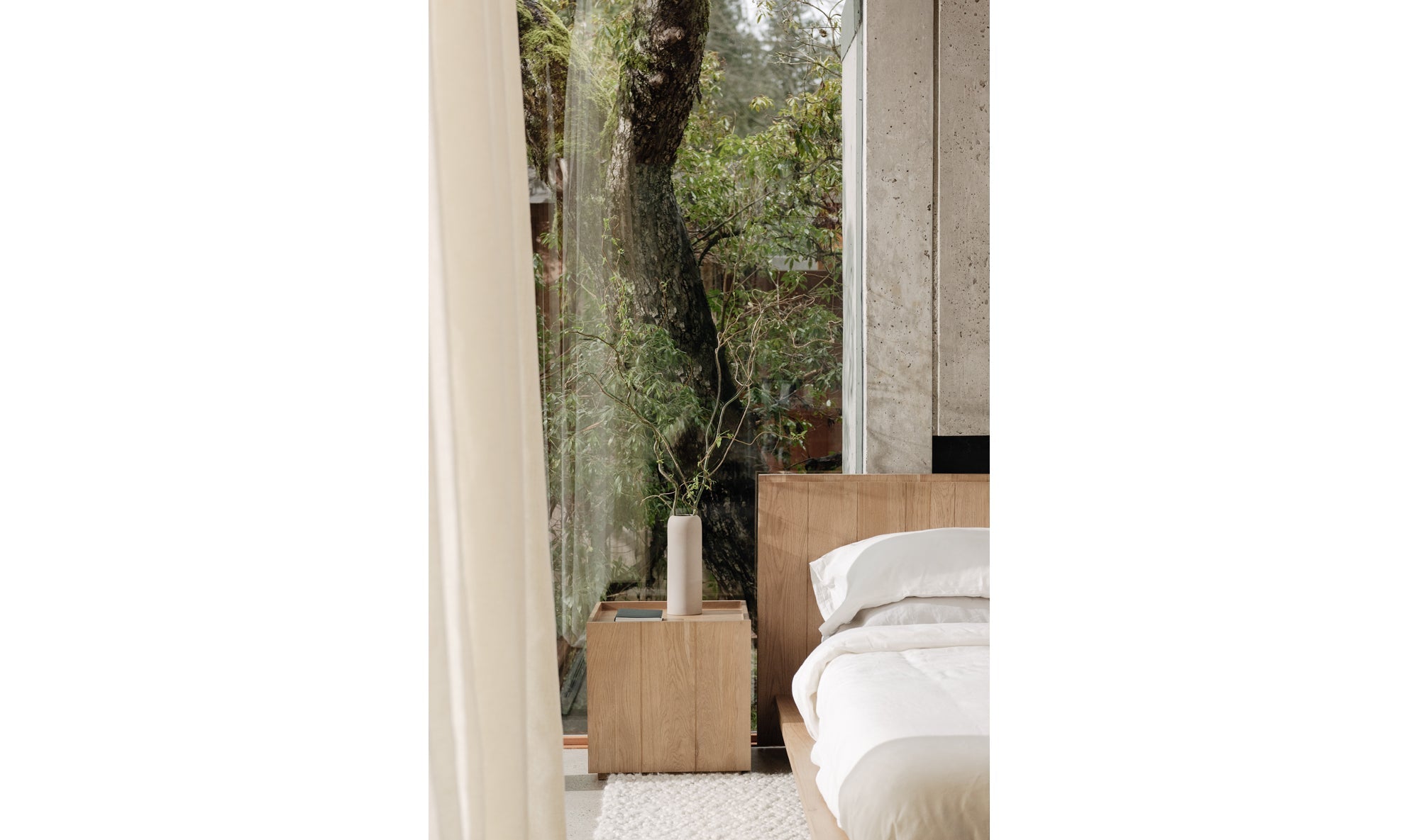 Lit Parana en bois massif avec tables de nuit | Chêne naturel | Design épuré