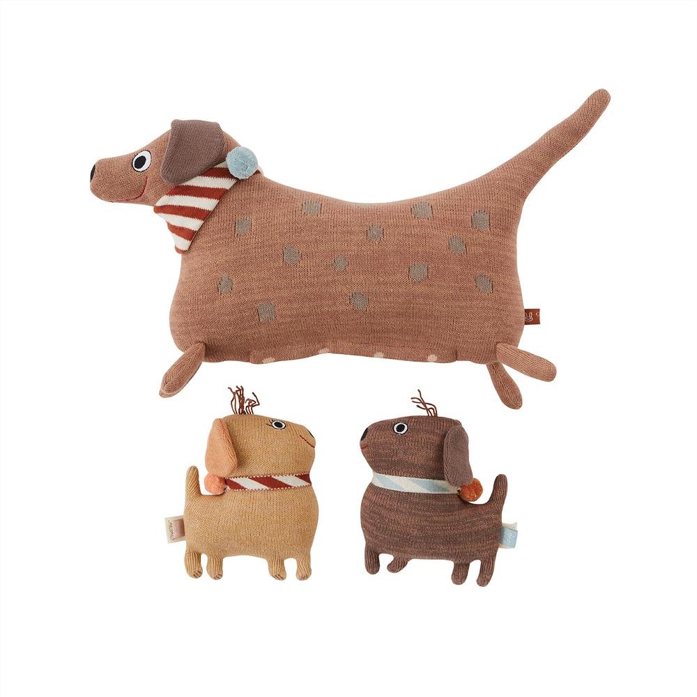 Peluche Hunsi le chien avec les deux chiots Coco et Max en coton tricoté par OYOY Living Design
