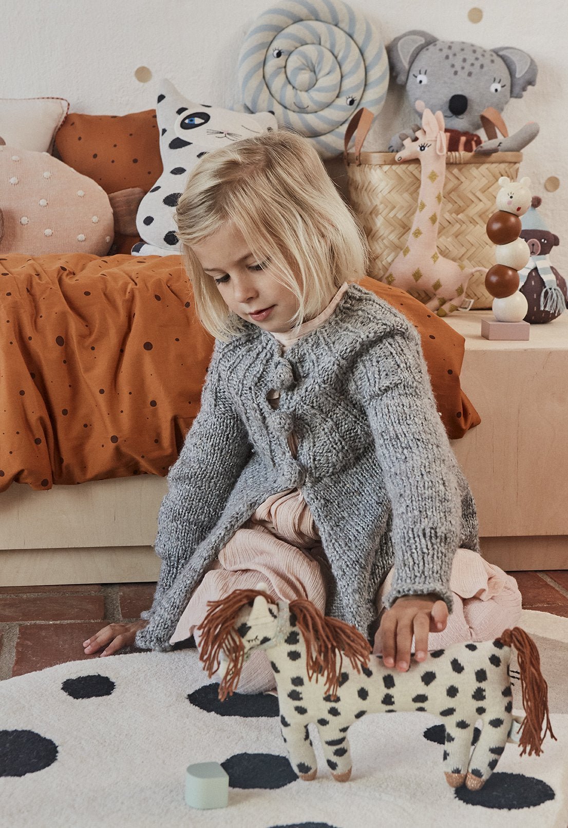 Peluche de cheval en tissu beige à taches marron, crinière à pompons