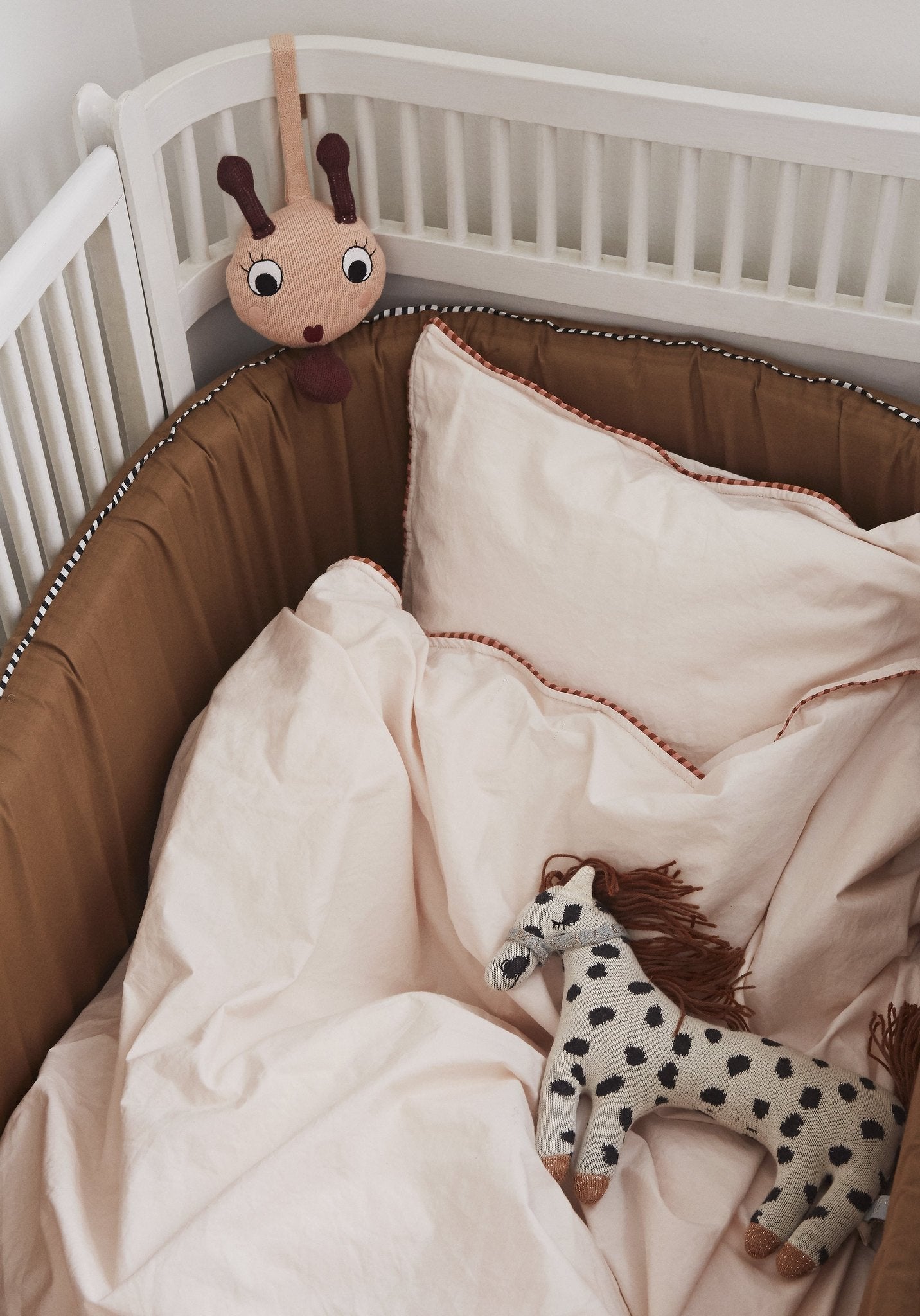 Peluche de cheval tricotée beige à pois marron, crinière et petites pattes