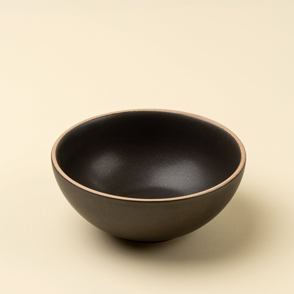 Petit bol en grès Rowe noir mat, intérieur texturé, bord clair, vue de dessus