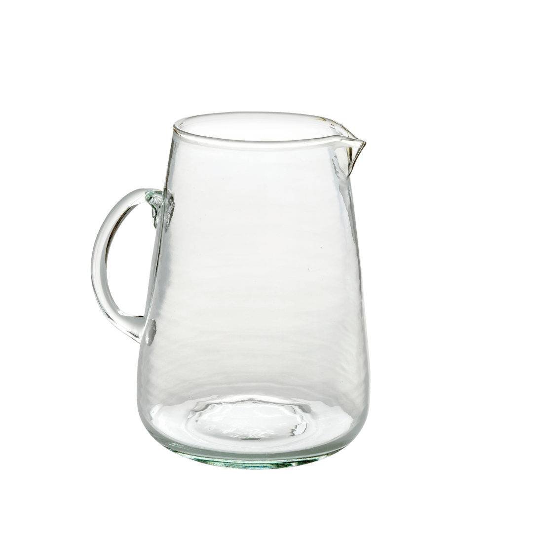 Pichet en verre soufflé transparent, anse et bec verseur.