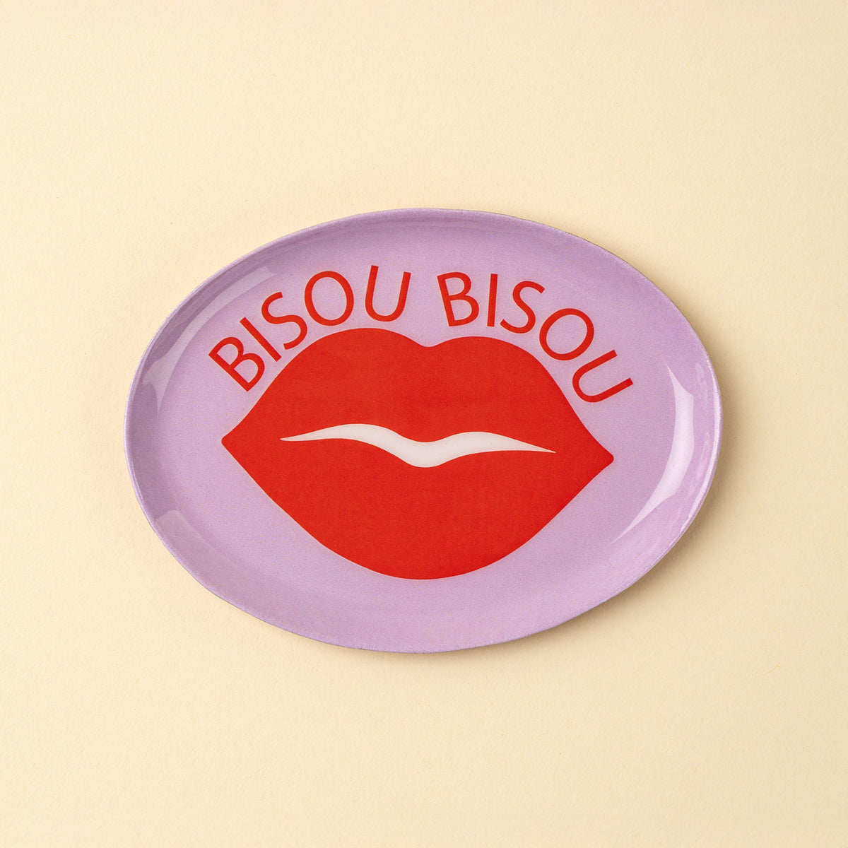 Plateau décoratif émaillé lilas ovale avec lèvres rouges et « BISOU BISOU »