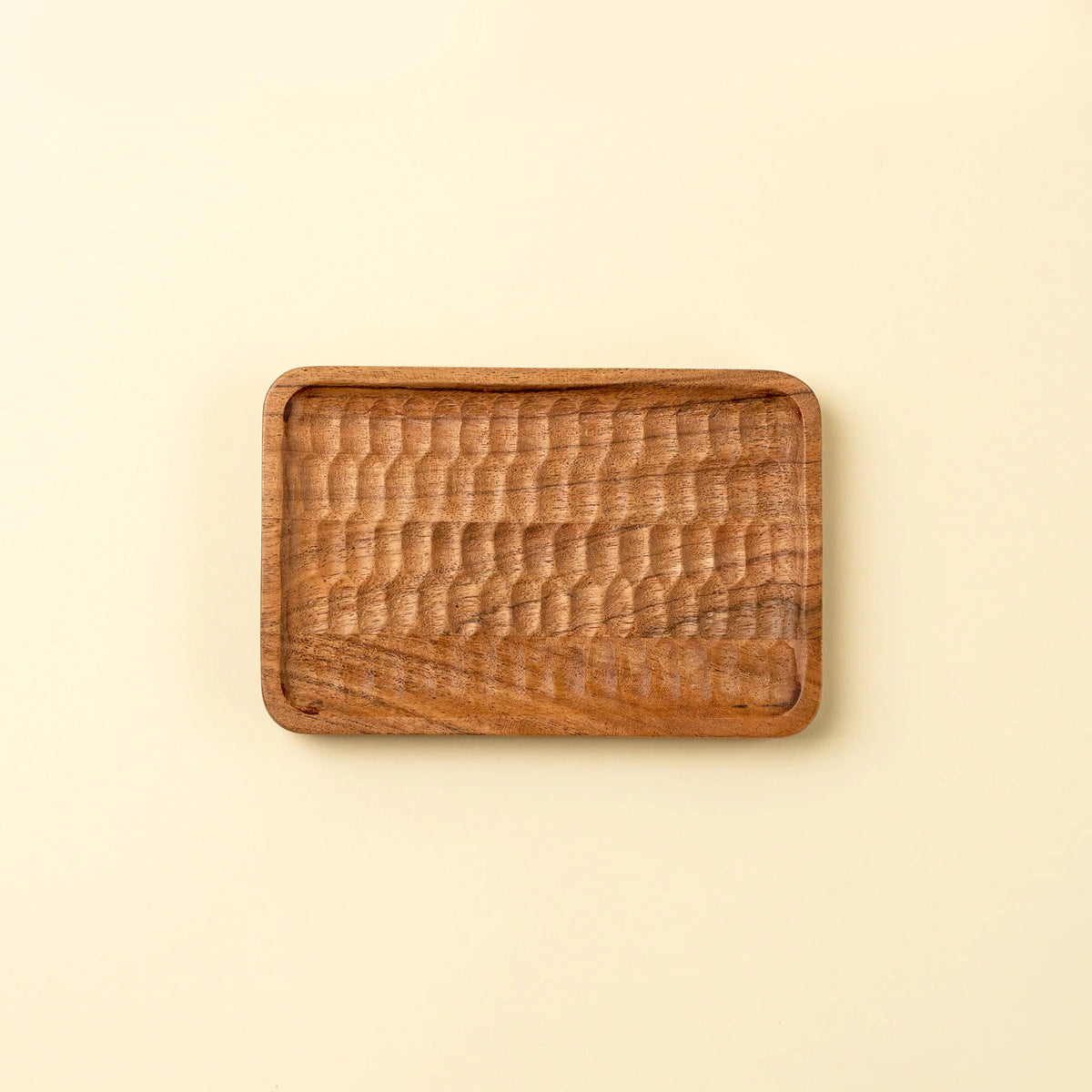 Petit plateau Hollis en bois d’acacia sculpté