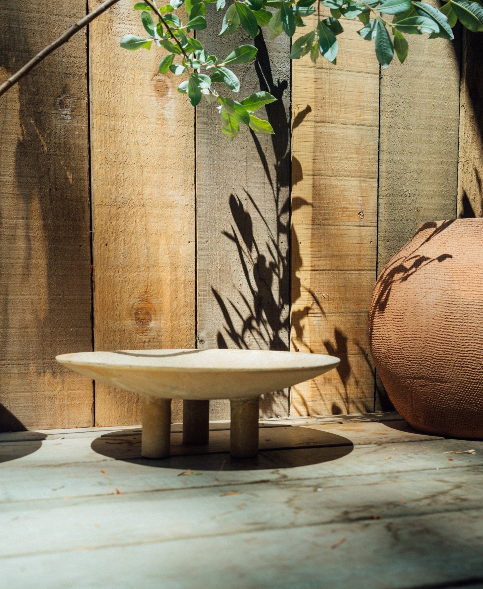 Plateau sur pied Pascal | Grand format | Aluminium texturé fait à la main - Les Trouvailles de JustineIndaba Home