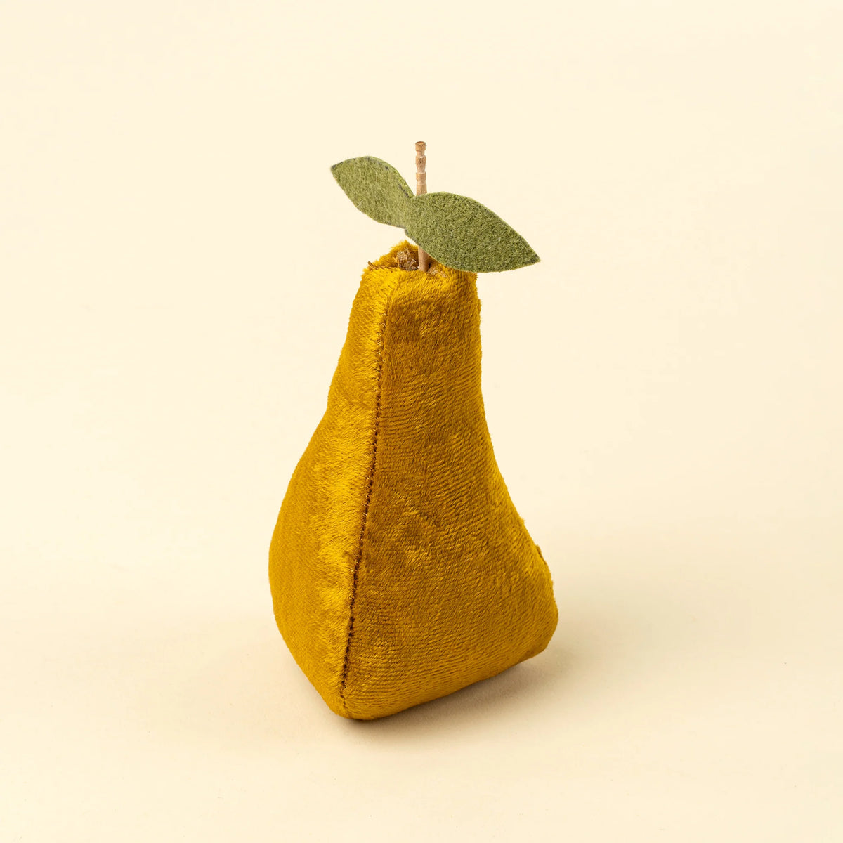 Poire décorative dorée en velours écrasé, faite à la main, pour une décoration automnale chaleureuse.