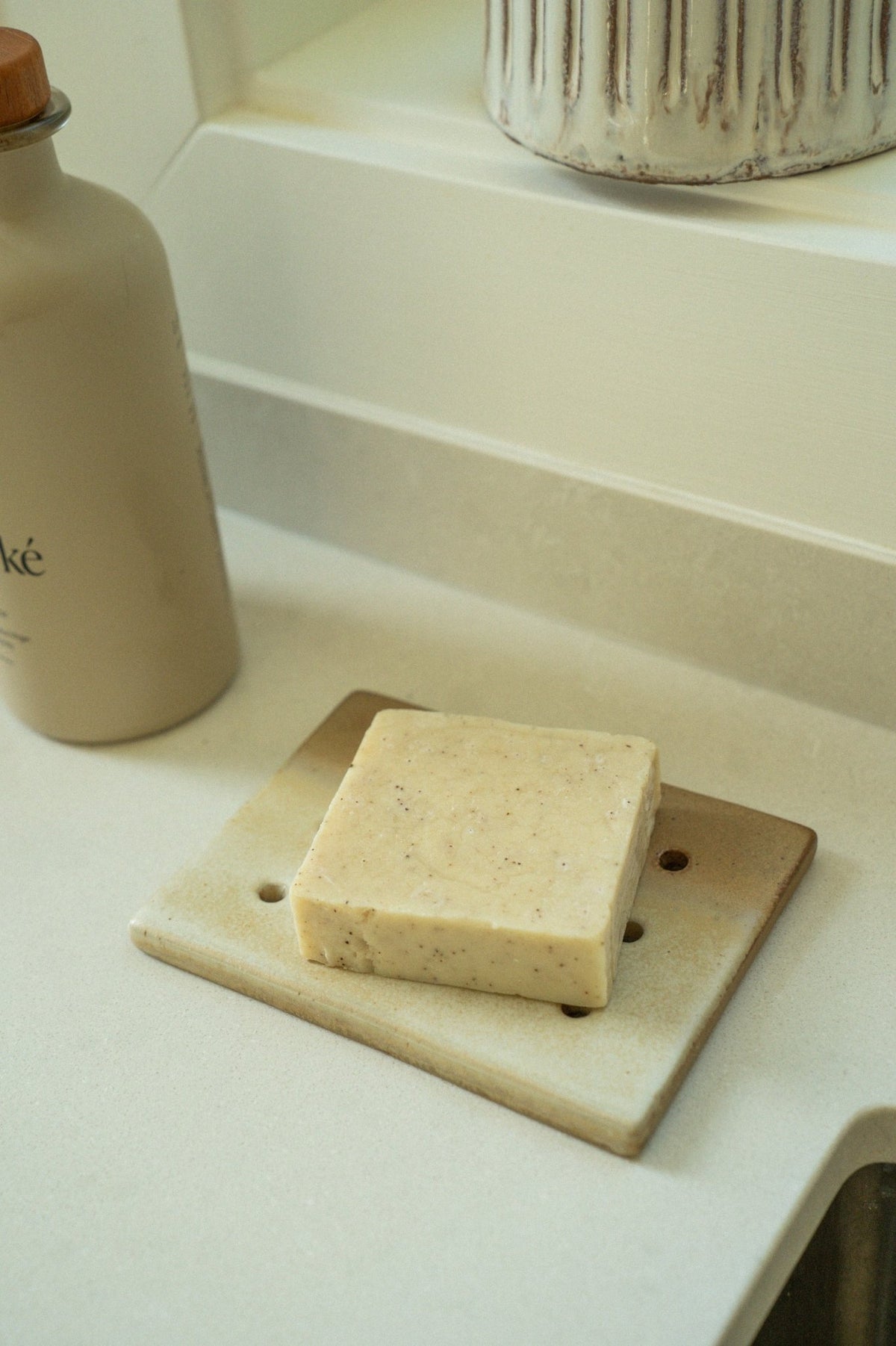 Porte-savon rectangulaire beige avec 10 trous, finition pointillée texturée