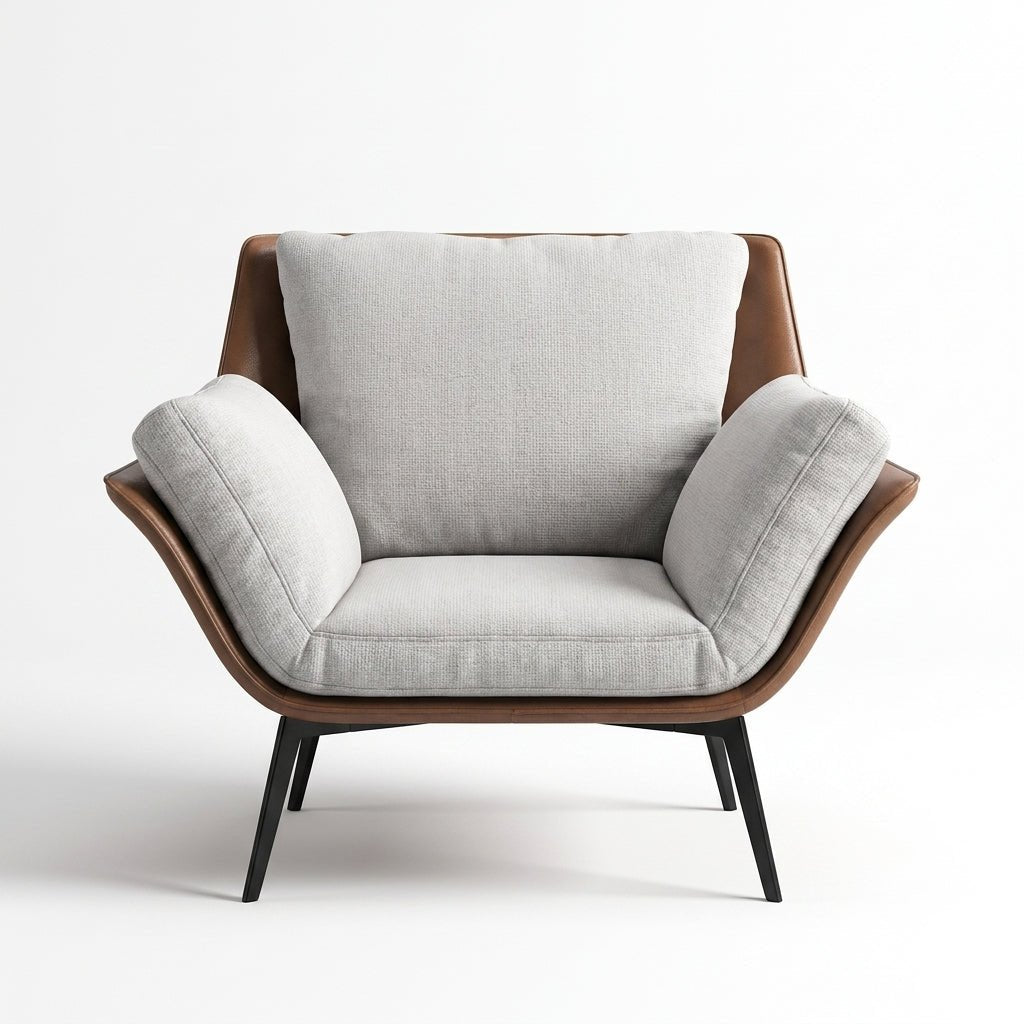 Fauteuil d’appoint gris clair en tissu, accoudoirs marron en cuir, pieds métalliques.