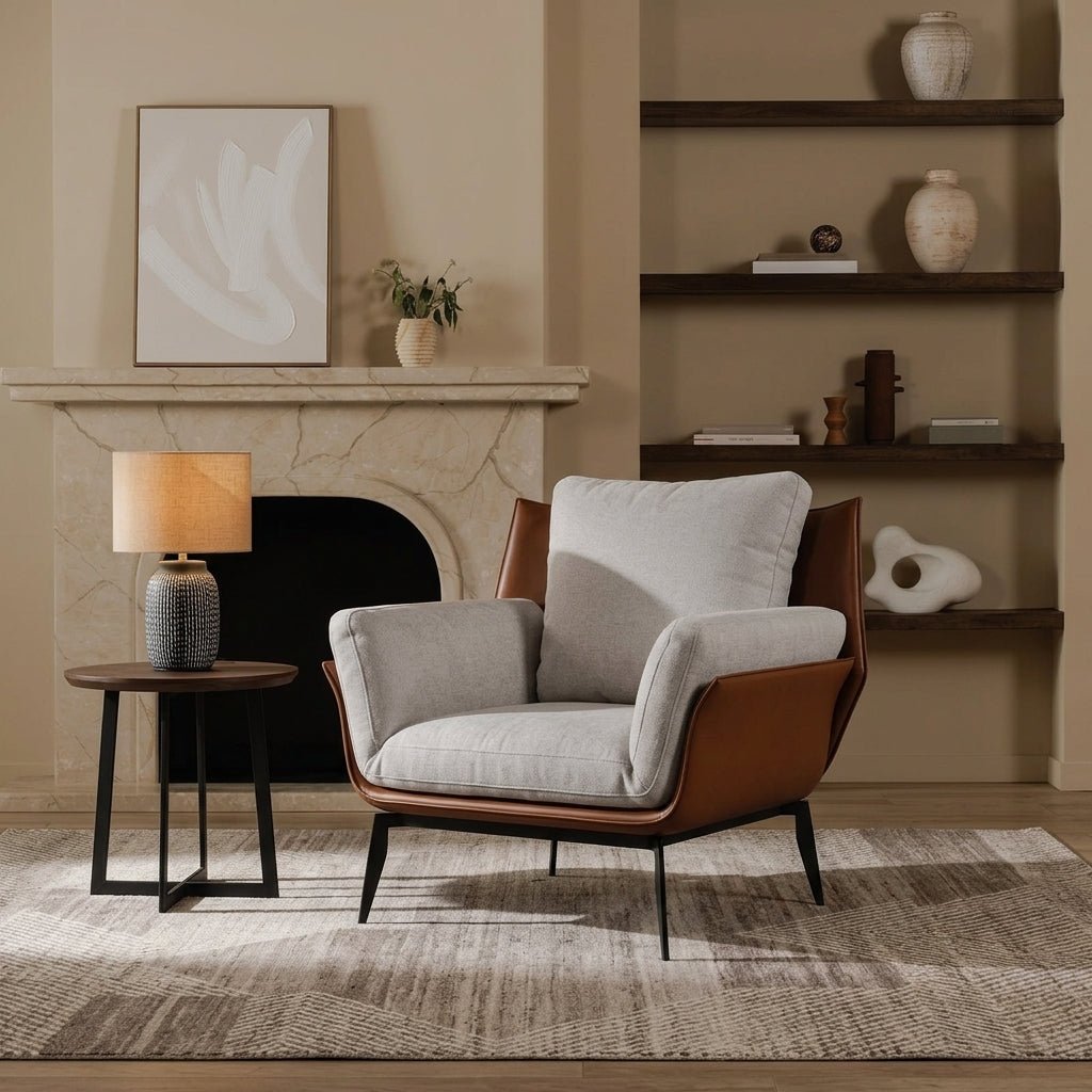 Fauteuil d’appoint gris en tissu, côtés marron en cuir, base et pieds métalliques noirs.
