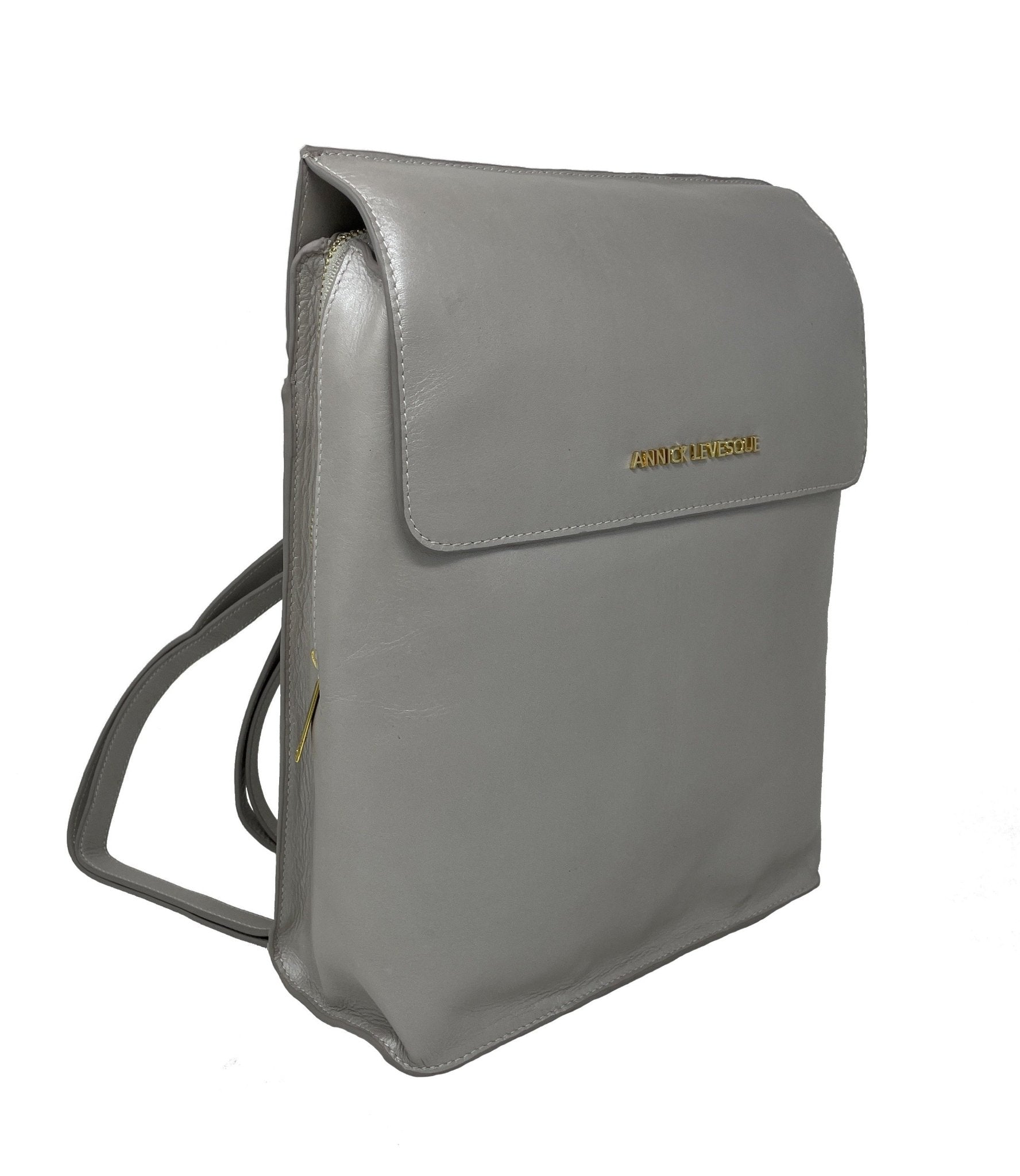 Sac à dos en cuir gris à rabat, fermeture dorée, sangle ajustable
