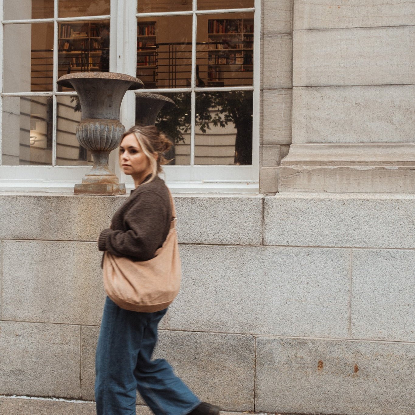 Sac Croissant en Corduroy - Bandoulière Ajustable & Fermeture Éclair - Les Trouvailles de JustineSacs réutilisables à fermeture éclairDans Le SacVanille