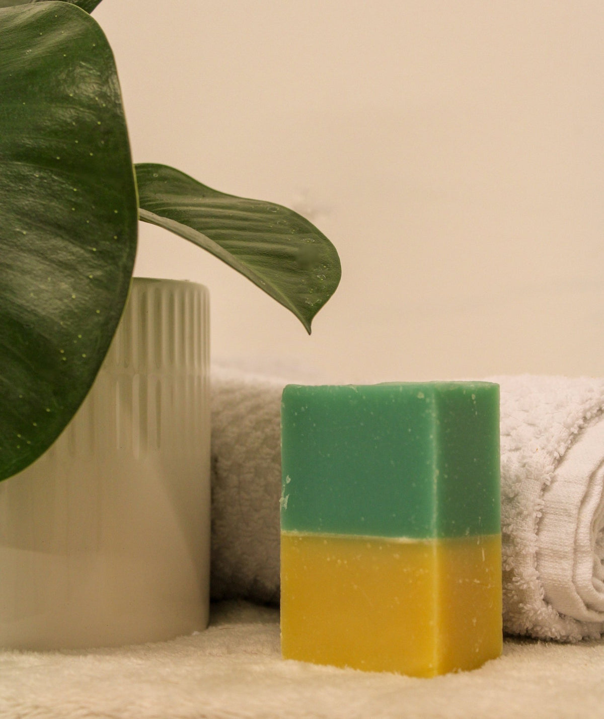 Savon en barre bicolore vert et jaune, format rectangulaire