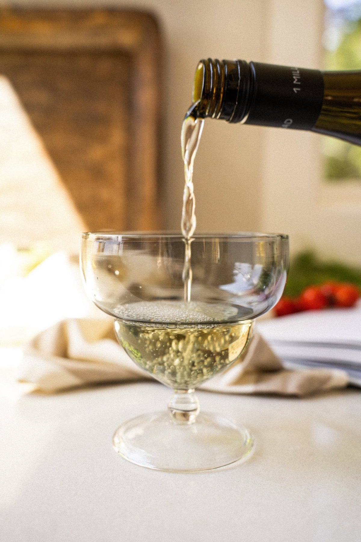 Coupe en verre fumé, service avec liquide doré versé dans le calice