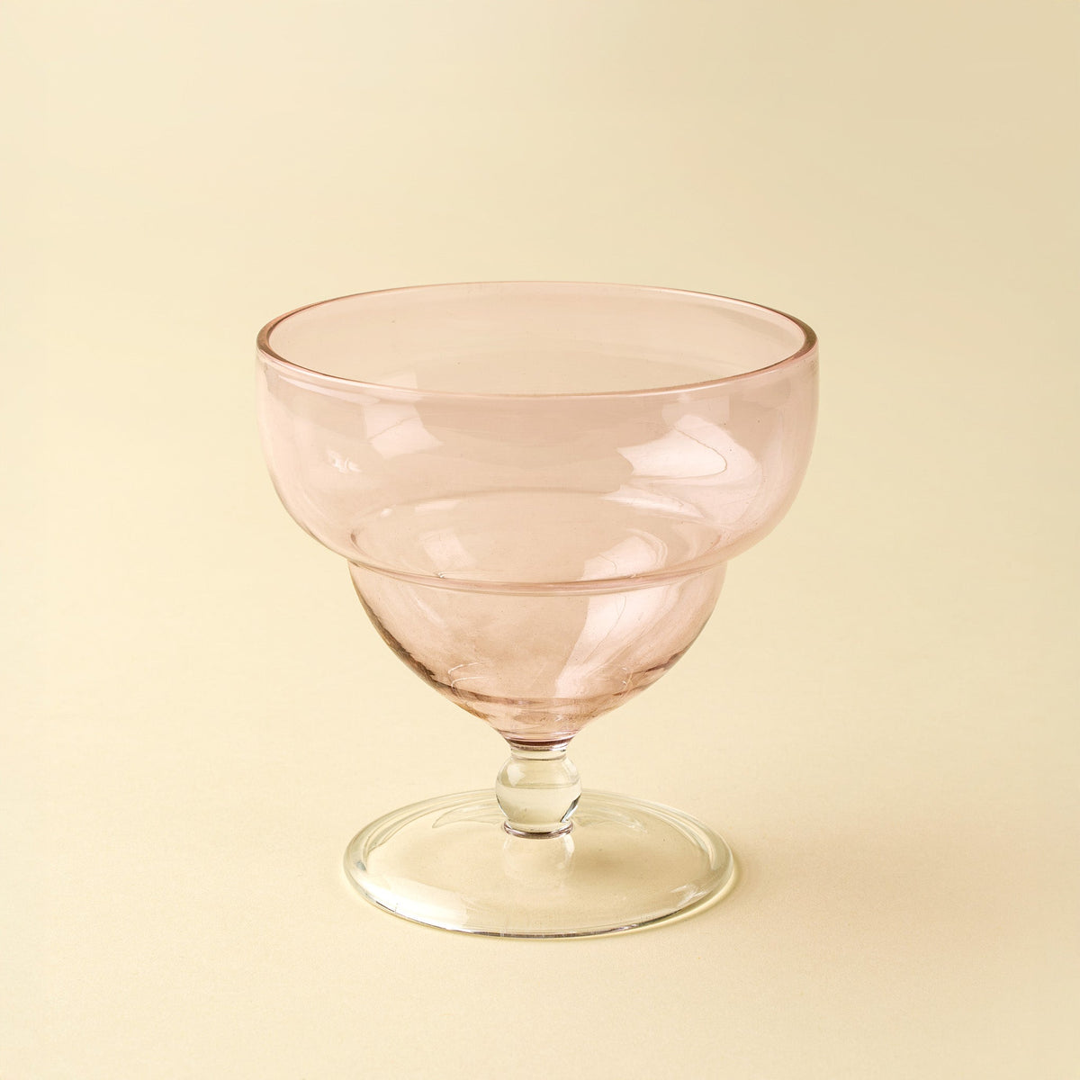 Coupe en verre rose sculpturale à pied, forme évasée