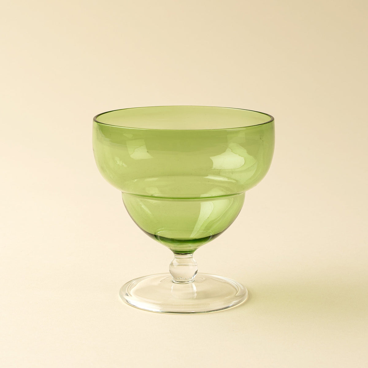 Coupe en verre vert, bol évasé sur pied, vue de face.