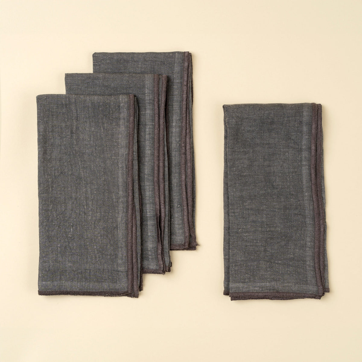 Lot de 4 serviettes en lin lavé bleu ardoise, bords ourlés, pliées