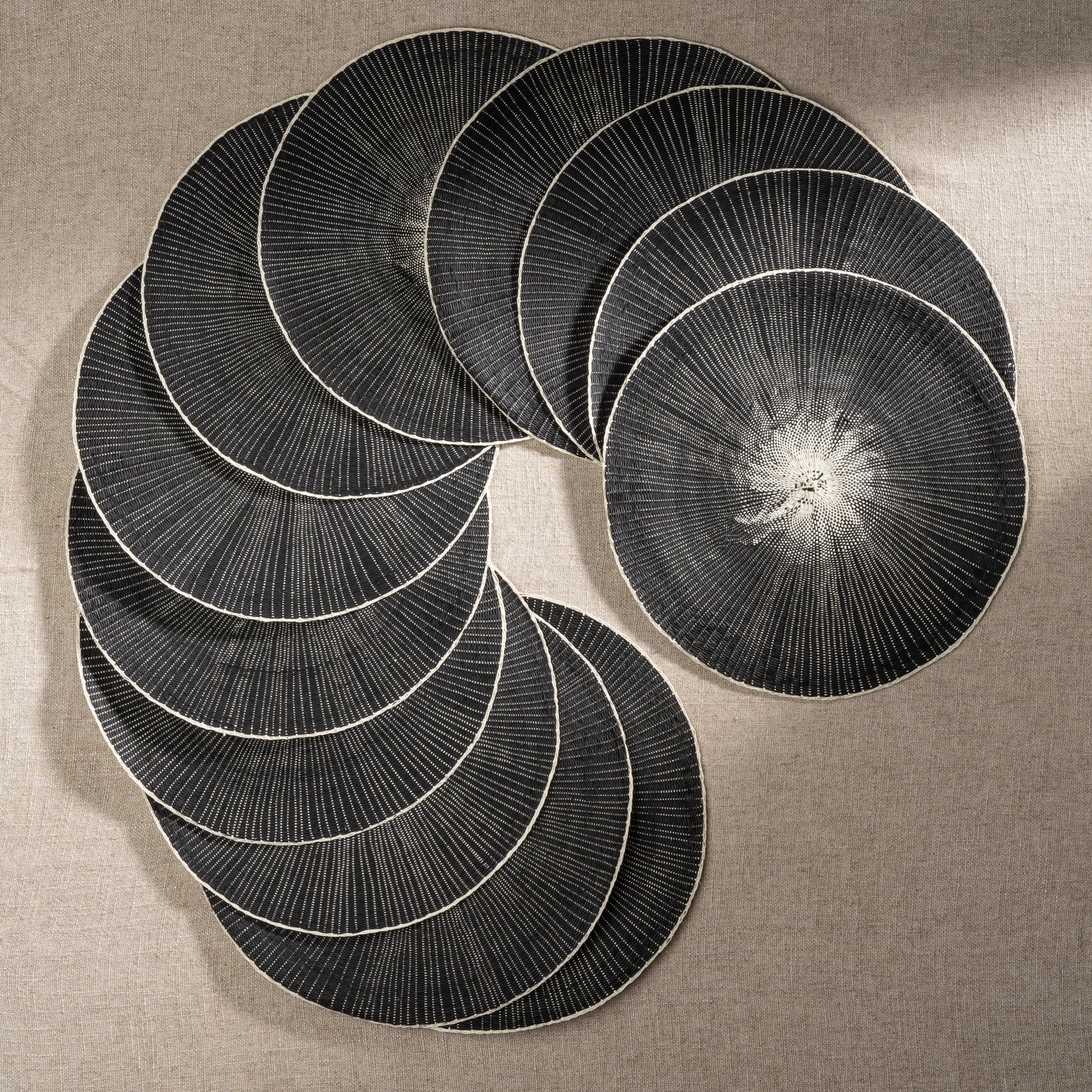 Set de Table Tissé à la Main Willa | Noir | Élégance Artisanale et Polyvalente - Les Trouvailles de JustineIndaba Home