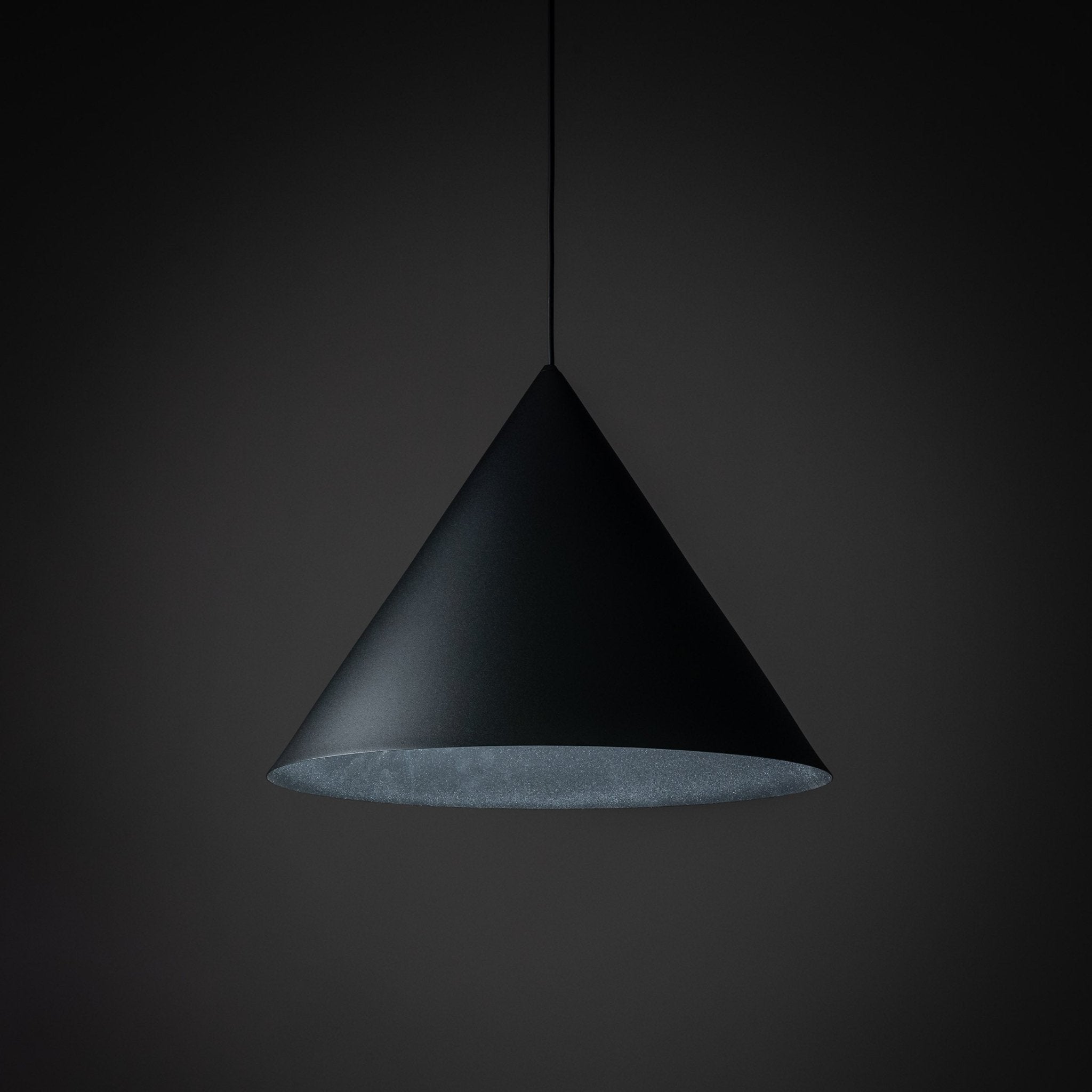 Suspension CONO | 1 lumière | Métal peint | Design moderne minimaliste | Luminaire contemporain | Très grand format - Les Trouvailles de JustineLumoCraftsNoir