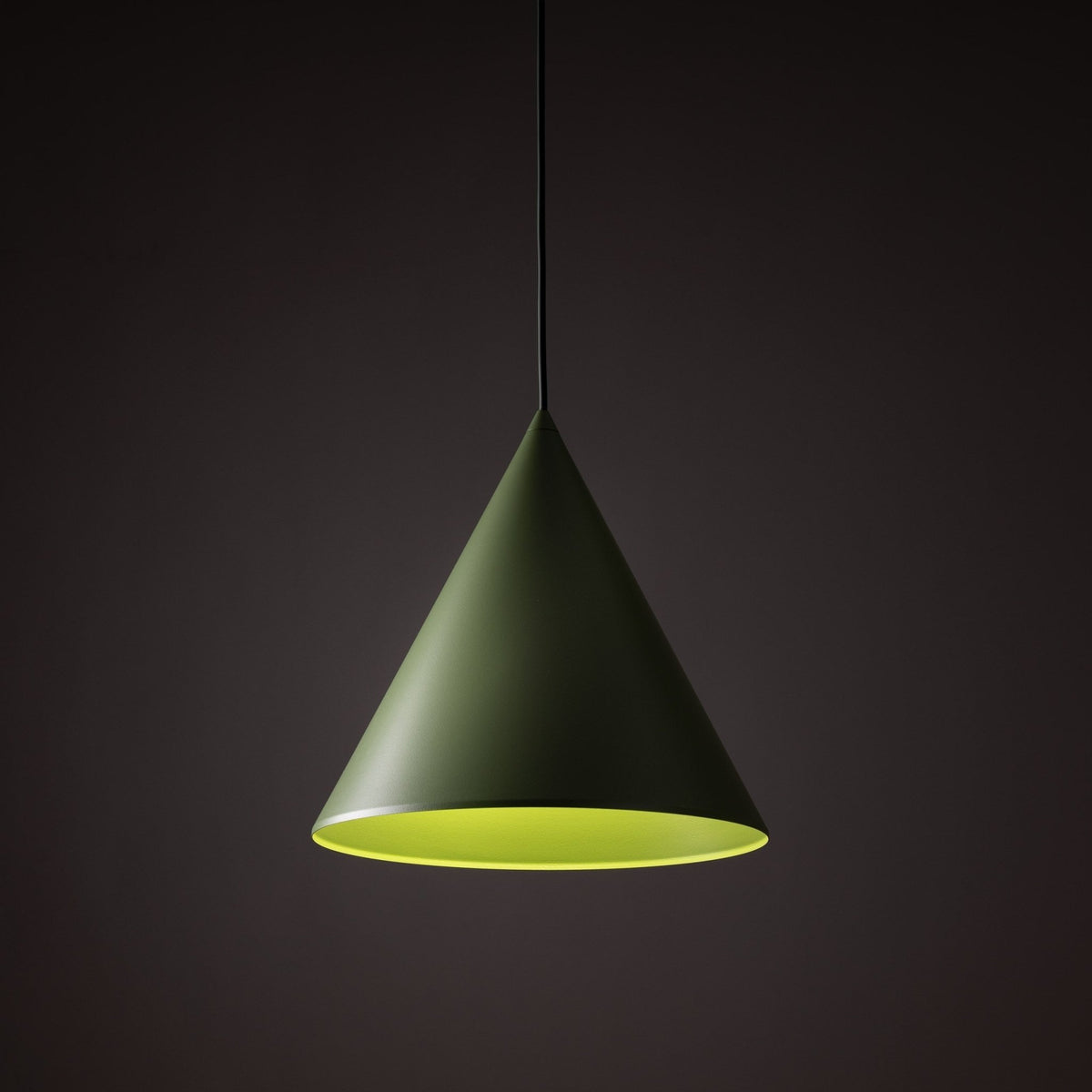 Suspension conique vert olive avec bord intérieur vert-jaune, abat-jour en métal