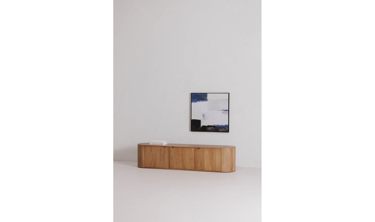 Meuble TV en bois clair, trois portes, vue en perspective sur le côté