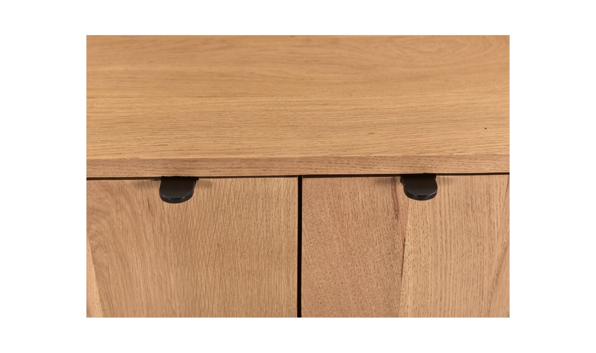 Meuble TV en bois clair : quincaillerie de porte et poignées noires intégrées