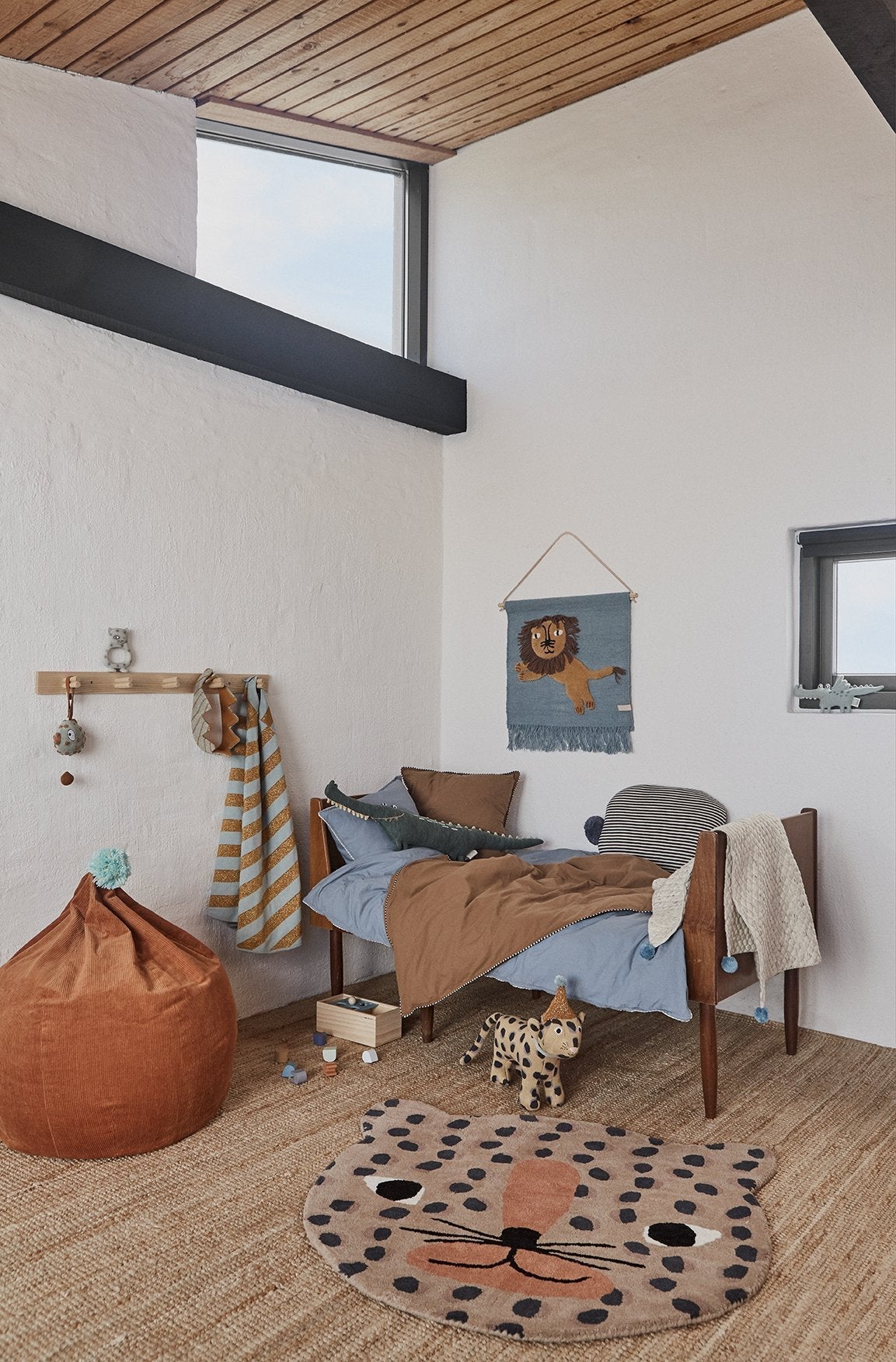 Tapis rond motif léopard camel avec taches foncées, posé au sol dans la chambre