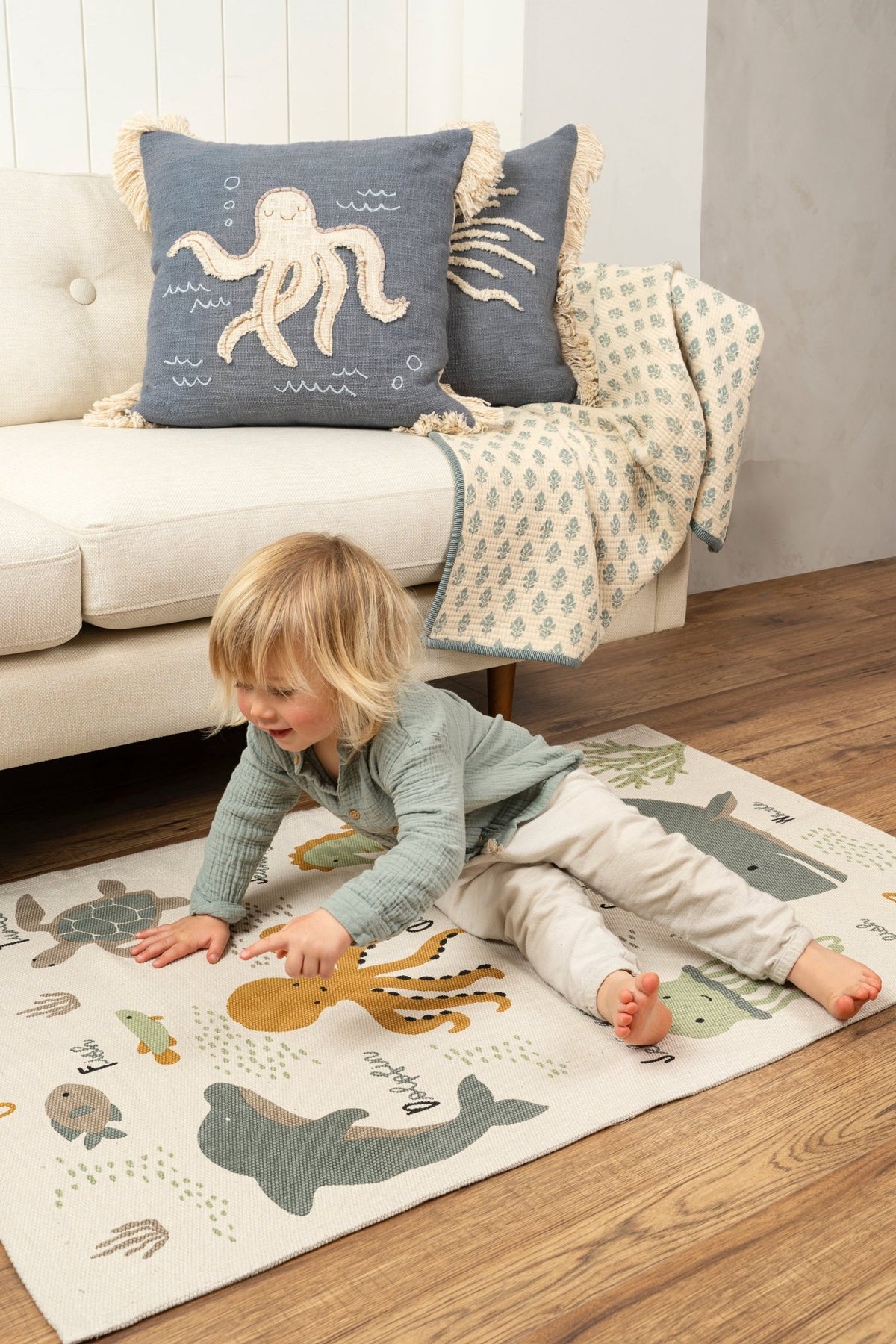 Tapis marin en coton beige avec silhouettes d’animaux marins et étoiles de mer