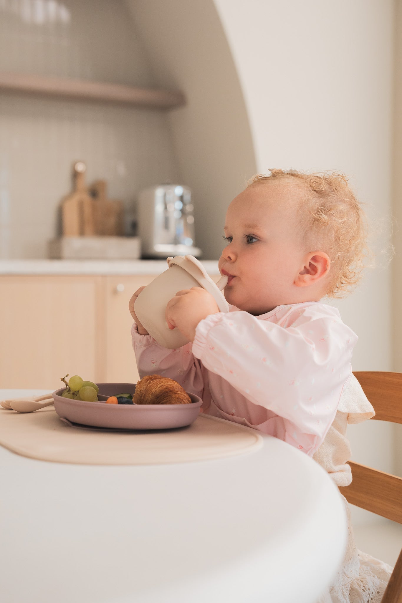 Tasse d'apprentissage 2 en 1 pour collation et liquide - Les Trouvailles de JustineMicassoandcoSable
