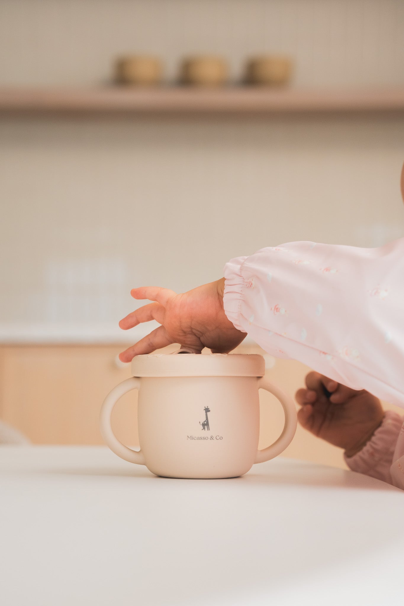 Tasse d'apprentissage 2 en 1 pour collation et liquide - Les Trouvailles de JustineMicassoandcoSable