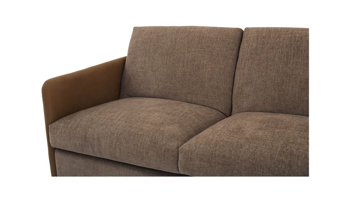 Section du canapé Tirana : deux coussins d’assise en tissu gris, structure brun et côtés