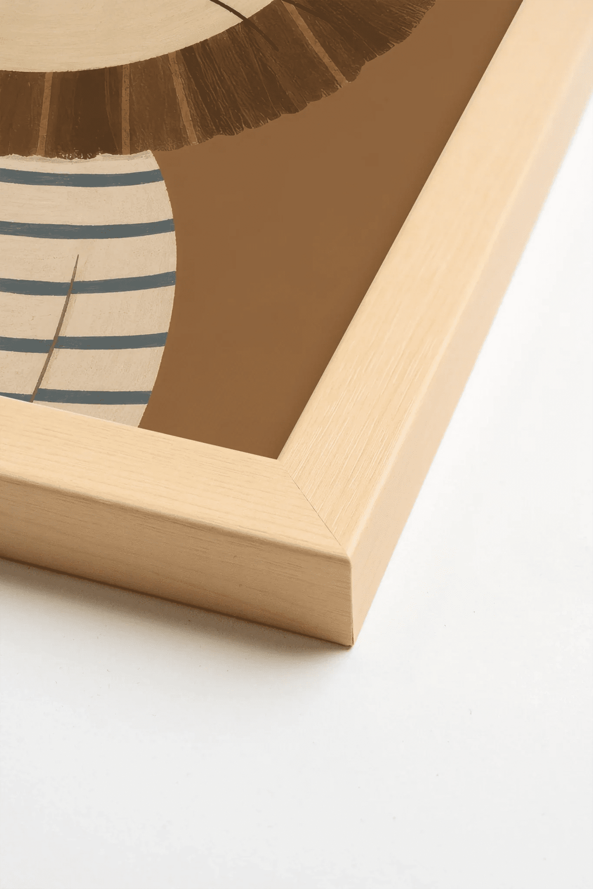 Cadre en bois clair avec toile imprimée, angle et profil visibles