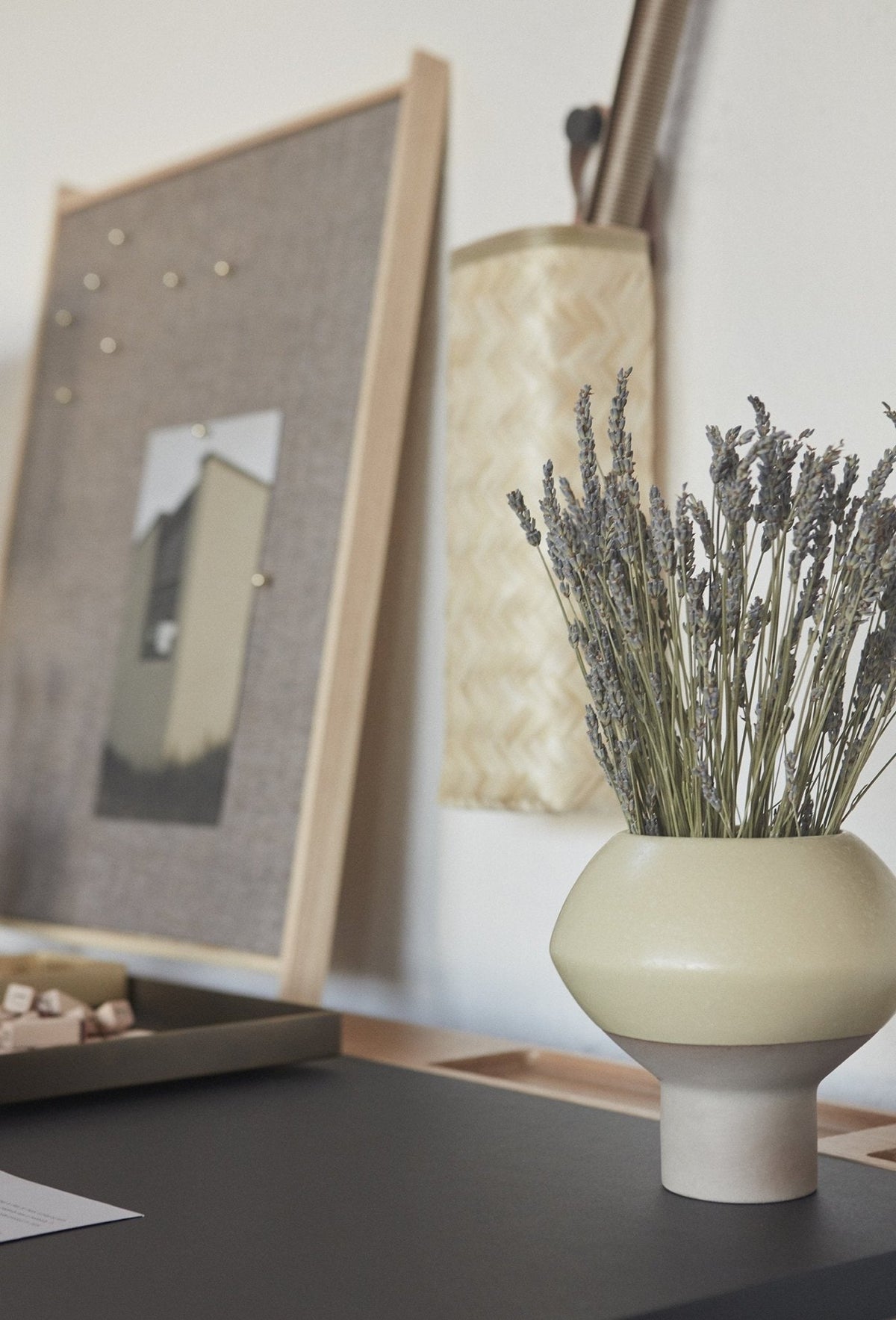 Vase en grès jaune pâle, forme évasée, avec tiges de fleurs séchées