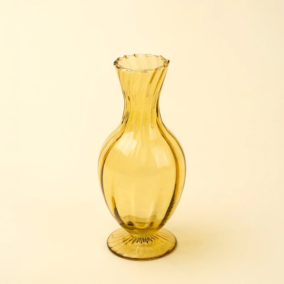 Vase en verre ambre soufflé à la main, forme ventrue, base arrondie.