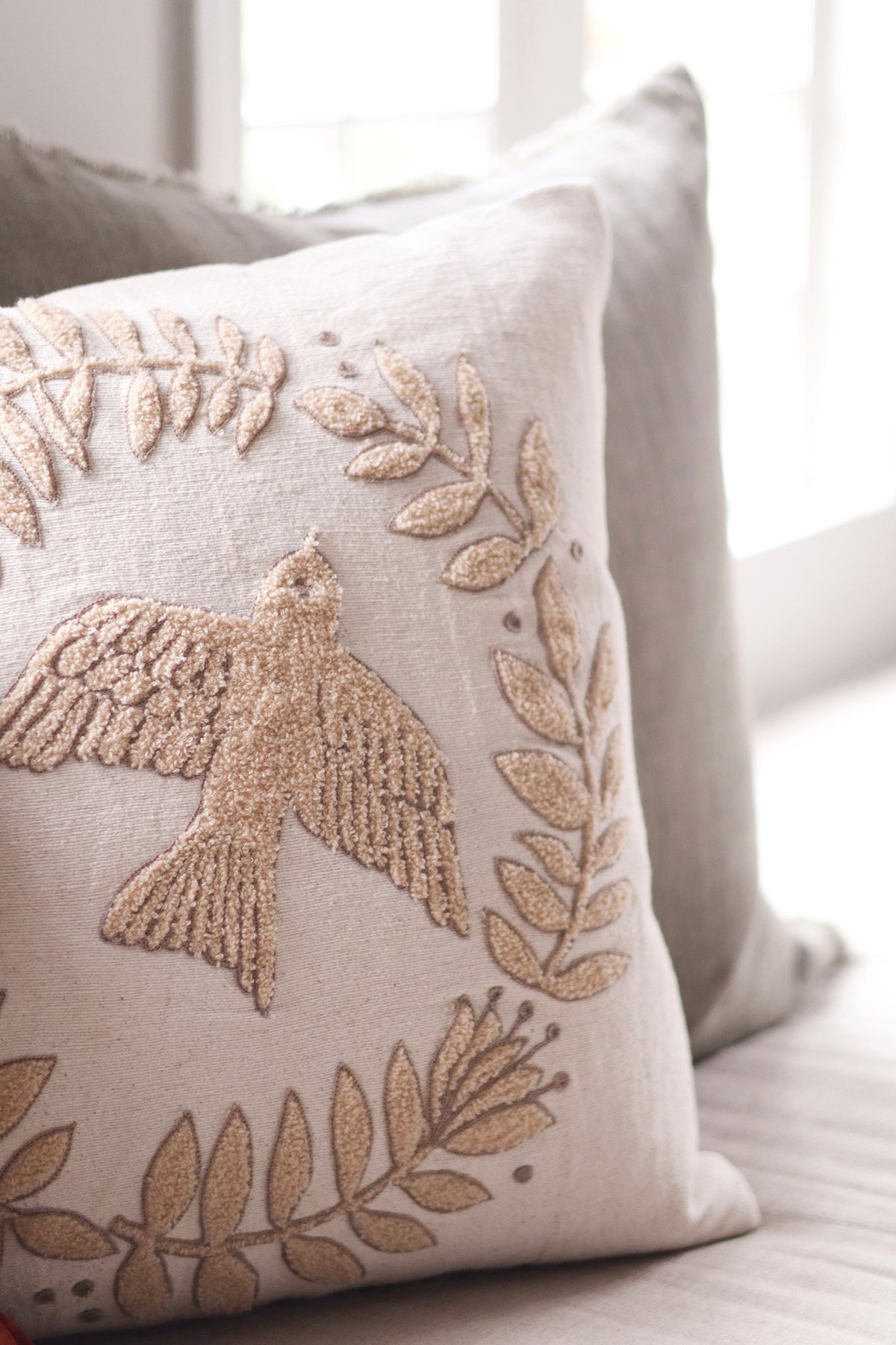 Coussin Peace Dove | Colombe brodée en relief | 20 x 20 po