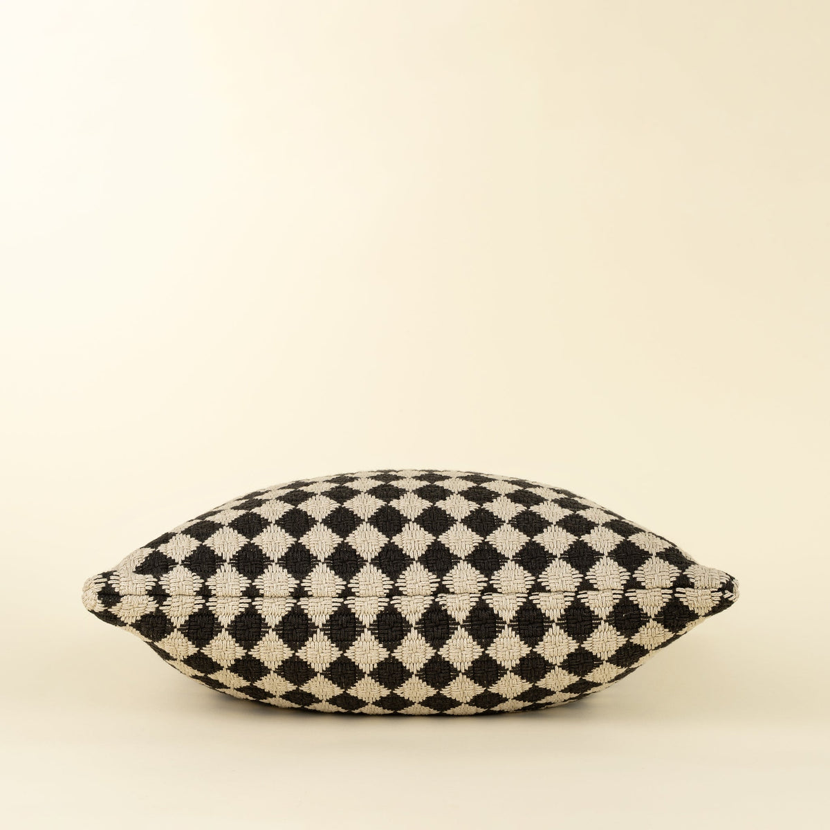 Coussin décoratif à tissage quadrillé | Noir | Coton | 20 × 20 po