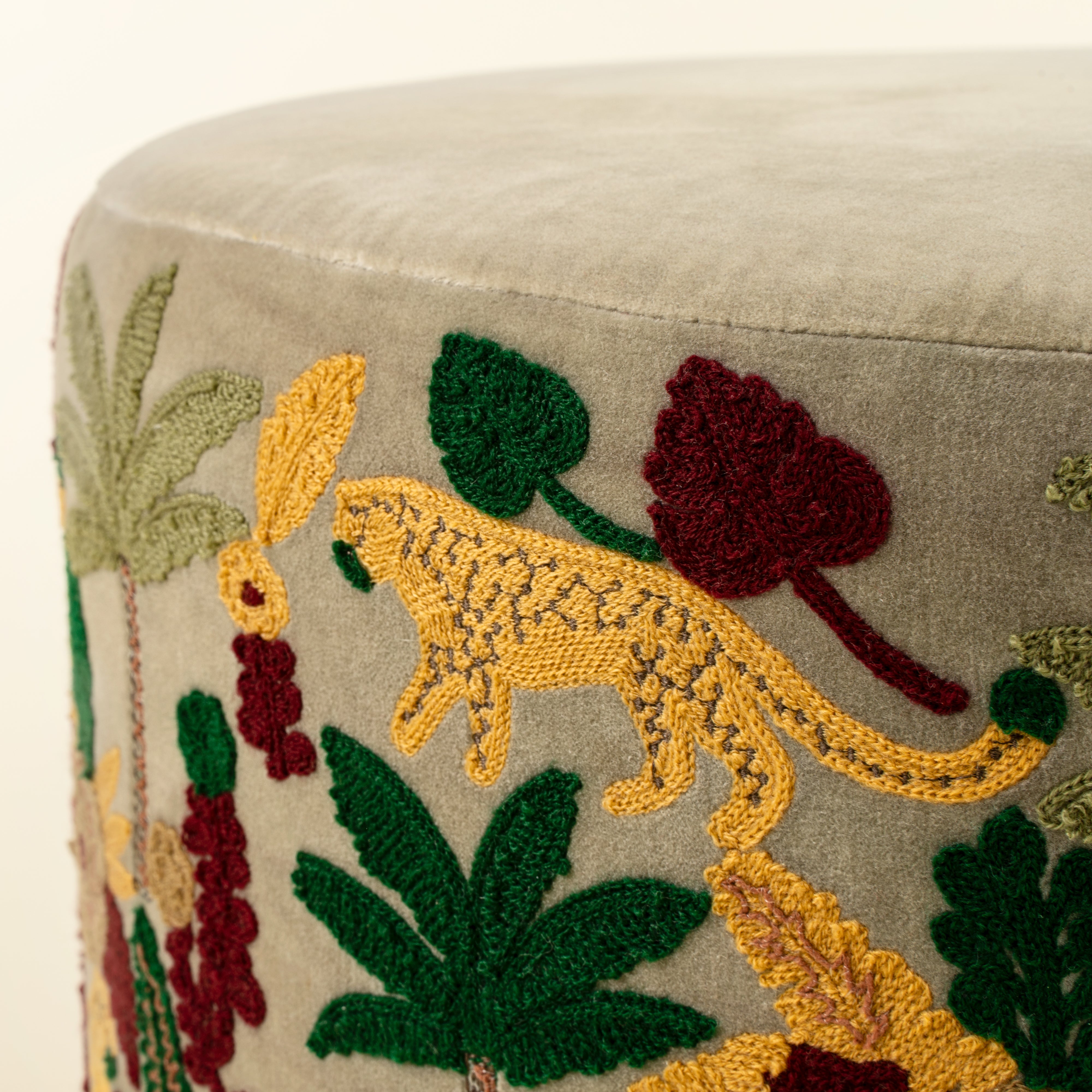 Tabouret rembourré Velvet Grove | Petit format | Structure en bois de manguier