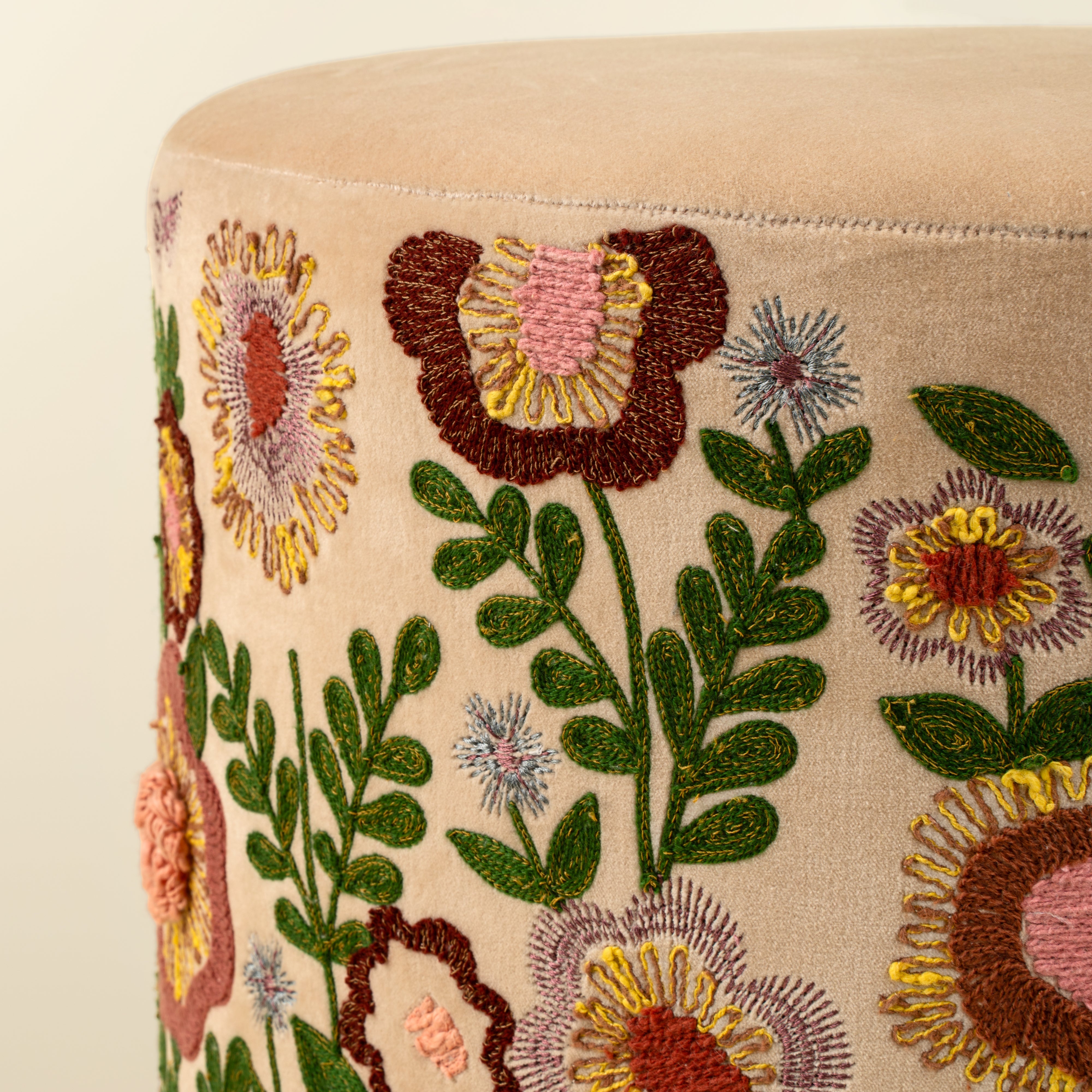 Tabouret Rembourré En Velours Wildflower | Grand Format | Structure En Bois De Manguier