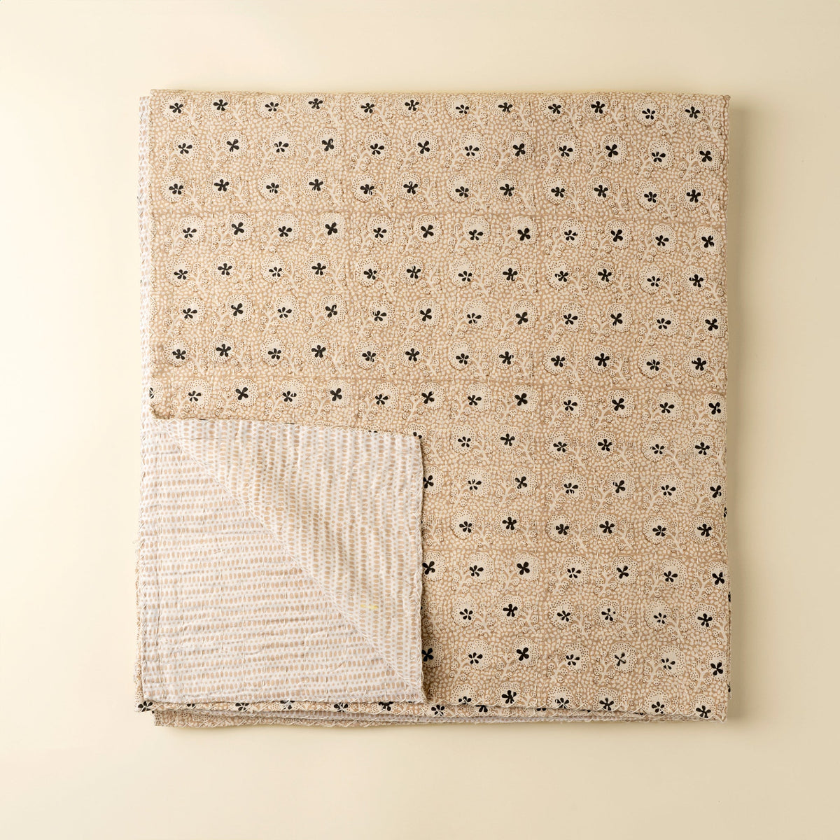 Couverture de lit matelassée beige, patch imprimé à motifs de trèfles et points kantha